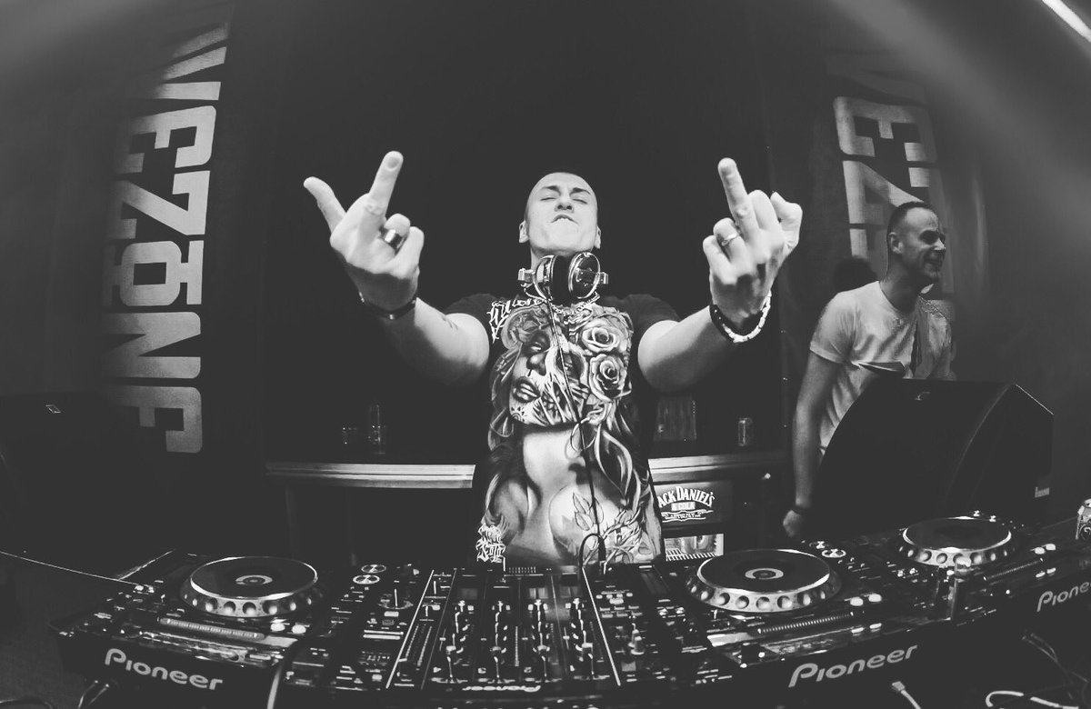 xCoinDaily_News's tweet photo. About to give a FFFF. Pic by @DannyDeurbel #andythecore #Ravezone #badmanners #unpolite https://t.co/sRz73e7y4e