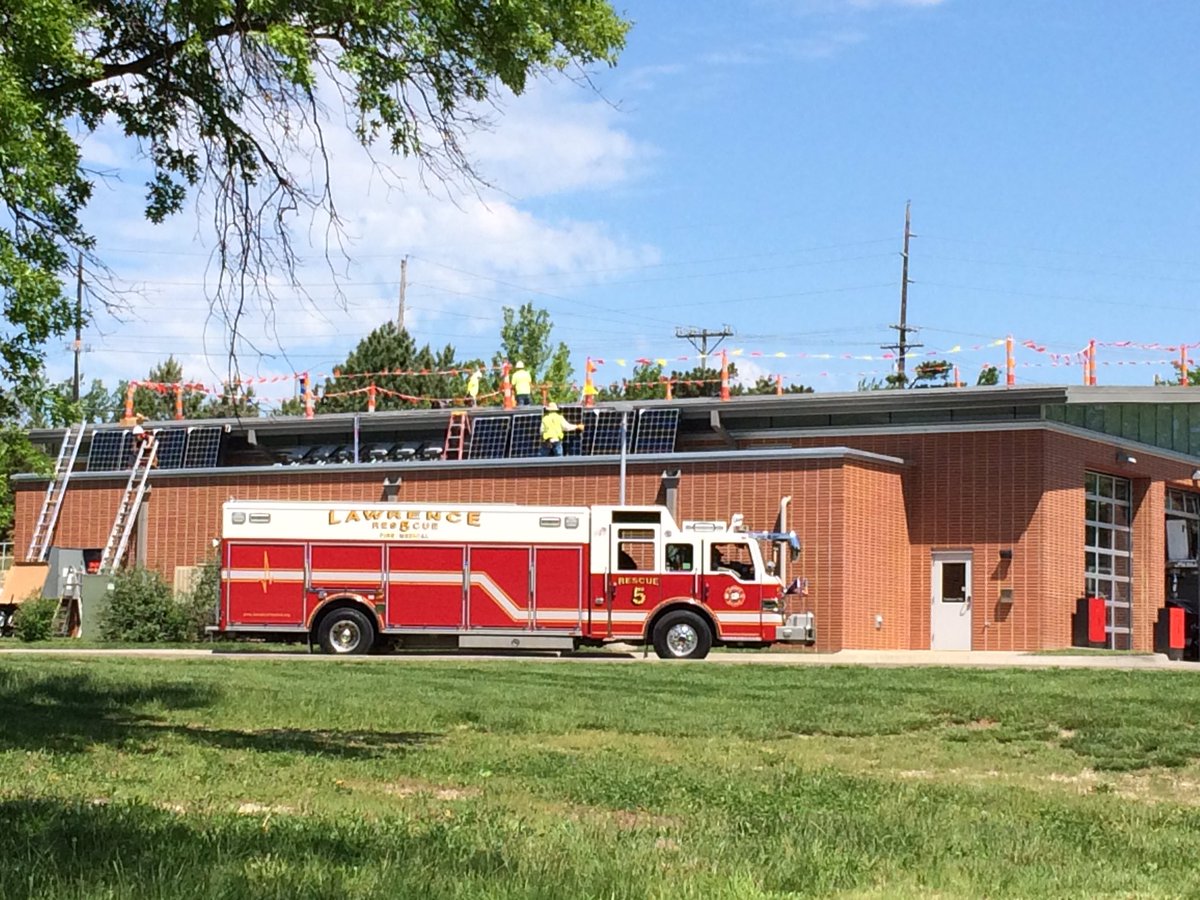 goodenergysol's tweet image. Installing a 100kW #Solar Array on Fire Medical Station No.5 in Lawrence, KS. @LawrenceKS #360EnergyEngineers #FCIP #GoodEnergySolutions