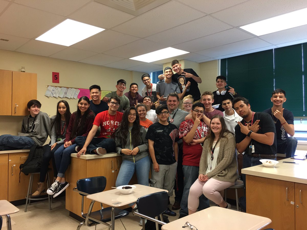 BadNewsScrub's tweet photo. Shoutout to the BEST AP Physics 2 class #doyouevenphysics #oneforthebooks ✌🏼 https://t.co/lelcq6IzlV