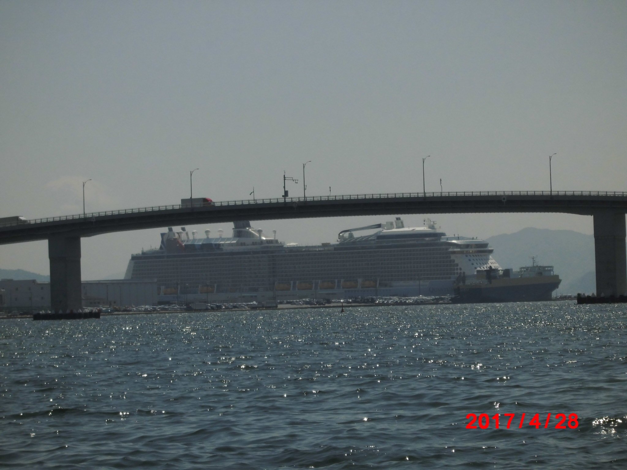 Sanohiroshima 広島港 五日市港 に ゴールデンウィーク前後2週間で 3隻も 大型客船が寄港しました 客船でも右舷側に接岸するんですね 廿日市港側には 謎のイギリス船 April も ずっと停泊しています 広島港 五日市港 廿日市港 豪華 Sanohiroshima 広島港 五日市港 に ゴールデンウィーク前後2週間で 3隻も 大型客船が寄港しました 客船でも右舷側に接岸するんですね 廿日市港側には 謎のイギリス船 April も ずっと停泊しています 広島港 五日市港 廿日市港 豪華