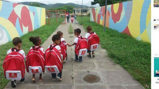 GrazielleV_'s tweet photo. Creche distribui mochila gigante a crianças no interior da Bahia https://t.co/Cnr58KMWAp by #g1 via @c0nvey https://t.co/Js9IkqmFVU