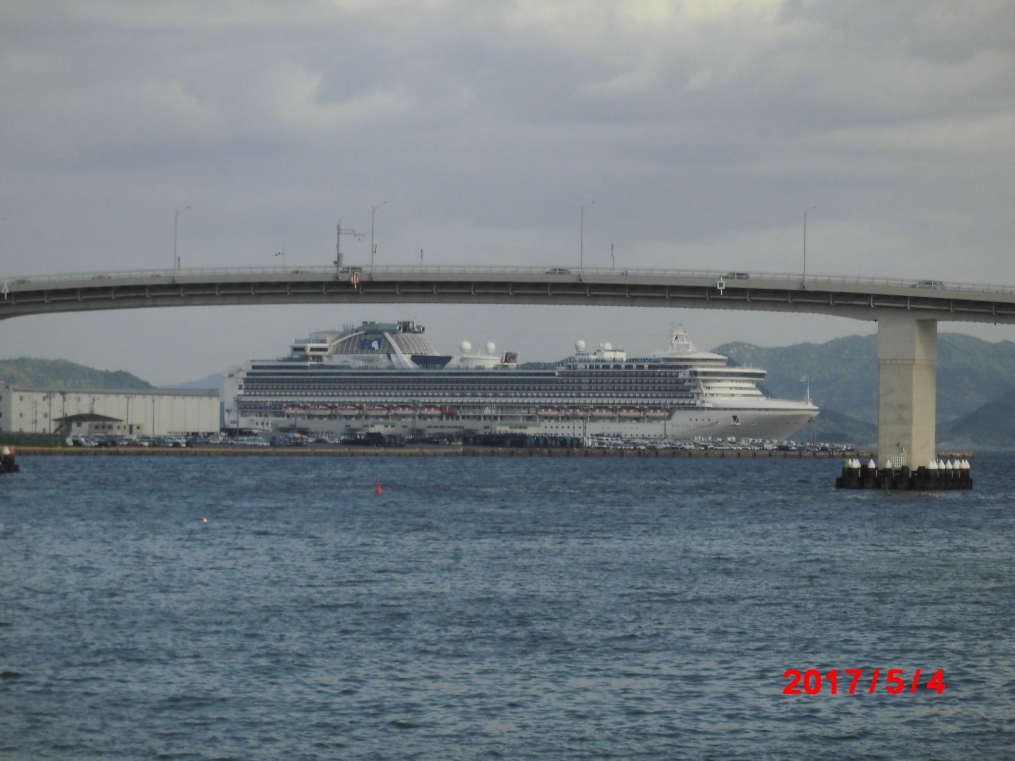 Sanohiroshima 広島港 五日市港 に ゴールデンウィーク前後2週間で 3隻も 大型客船が寄港しました 客船でも右舷側に接岸するんですね 廿日市港側には 謎のイギリス船 April も ずっと停泊しています 広島 Sanohiroshima 広島港 五日市港 に ゴールデンウィーク前後2週間で 3隻も 大型客船が寄港しました 客船でも右舷側に接岸するんですね 廿日市港側には 謎のイギリス船 April も ずっと停泊しています 広島