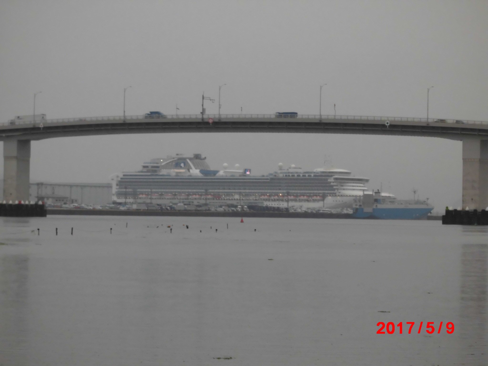 Sanohiroshima 広島港 五日市港 に ゴールデンウィーク前後2週間で 3隻も 大型客船が寄港しました 客船でも右舷側に接岸するんですね 廿日市港側には 謎のイギリス船 April も ずっと停泊しています 広島港 五日市港 廿日市港 豪華 Sanohiroshima 広島港 五日市港 に ゴールデンウィーク前後2週間で 3隻も 大型客船が寄港しました 客船でも右舷側に接岸するんですね 廿日市港側には 謎のイギリス船 April も ずっと停泊しています 広島港 五日市港 廿日市港 豪華