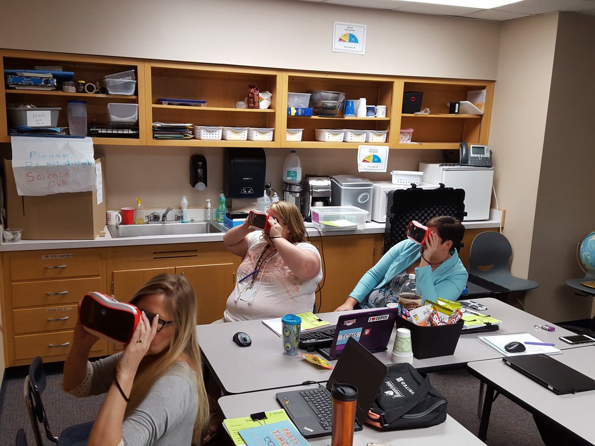 rach6579's tweet photo. Blended learning in 4th grade! Google expedition learning in 5th grade! #LearningNeverStops #16Days #MayLearning https://t.co/REqMZpbIPR