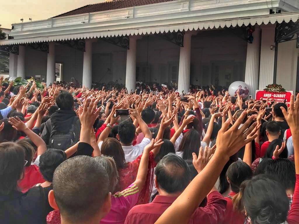 v13na's tweet photo. Beautiful people support beautiful people ❤ #paduansuarabalaikota https://t.co/ShVje0EXxU