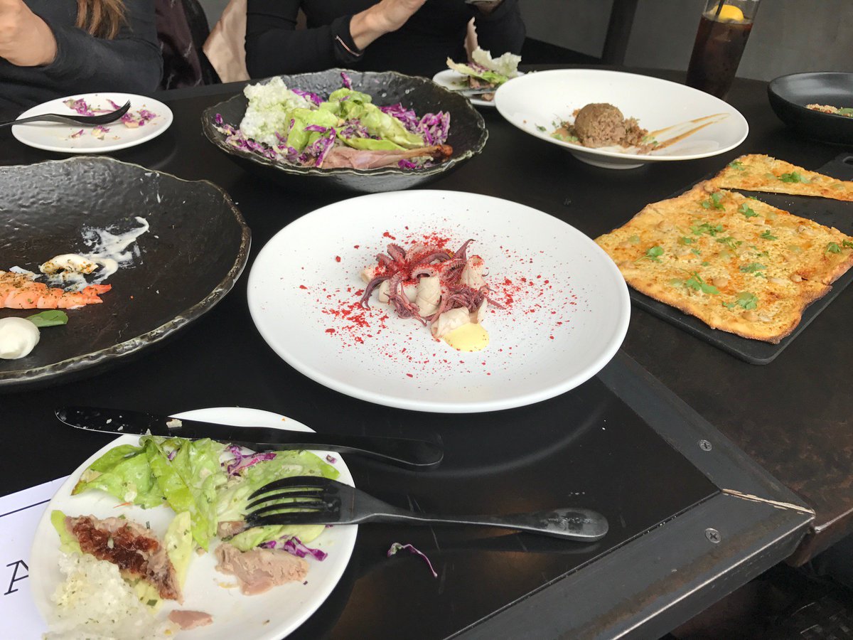 kirareedlorsch's tweet photo. Thanks to @debbyoconnor for gathering a fun #LadiesLunch @carolynhennesy @lillymelgar #eatattheflats #fanclubs @ https://t.co/0Pfzw9gE0D https://t.co/uS39uF64Jr