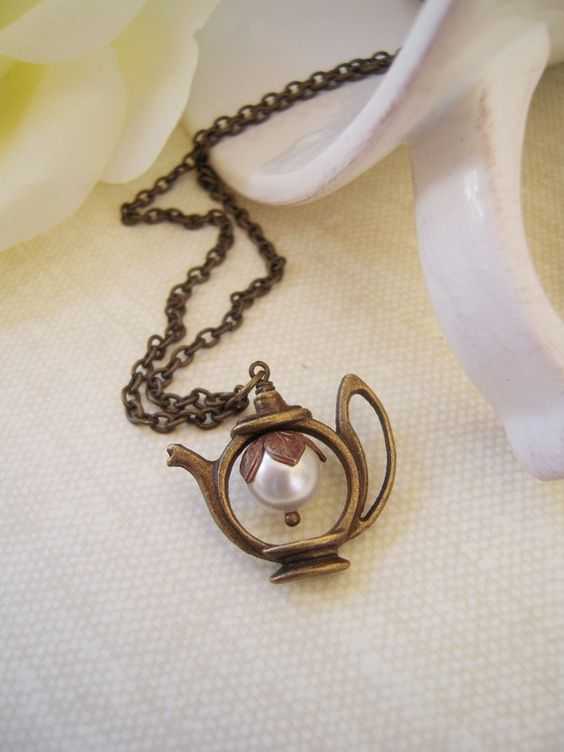 ozpremiumtea's tweet photo. Cute Tea Pot Necklace #antique #teathings https://t.co/dqf8bsX8oE
