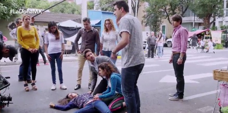 Lydia <a href="/LAFATIMAMOLINA/">FATIMA MOLINA</a> nos cuenta cómo grabaron la escenas de su atropellamiento en #LaDoñaMX ¡Entérate! >> ow.ly/Kvfq30by9Hn