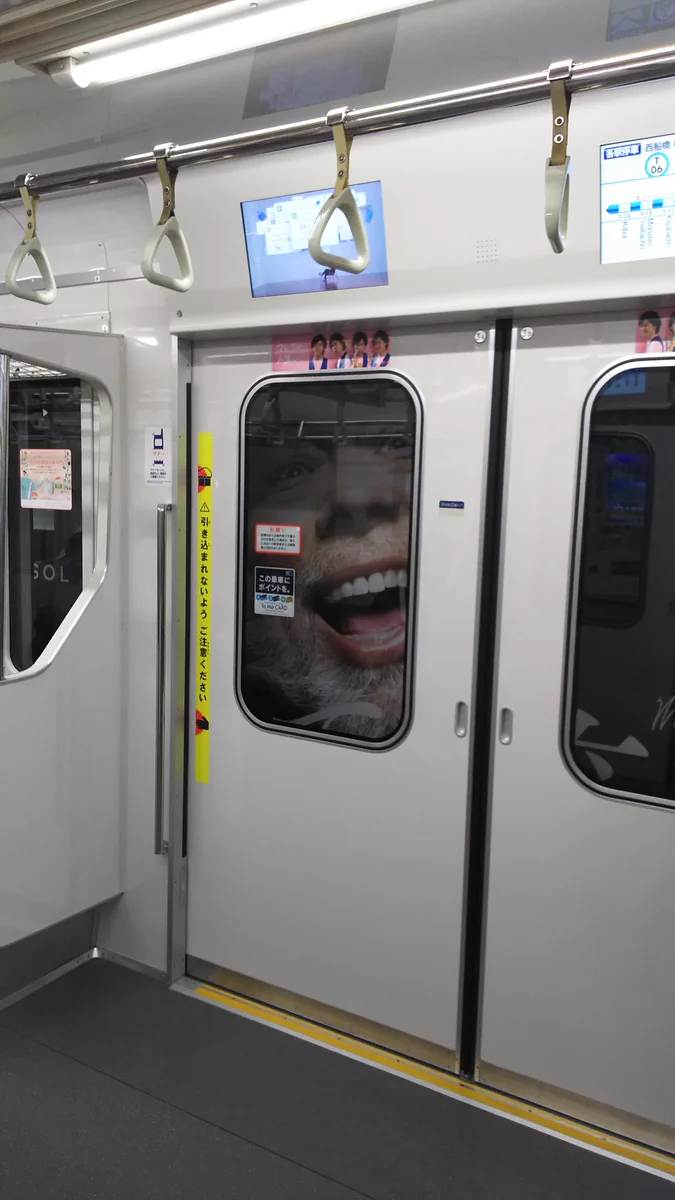これはビビるww電車の窓から巨大な顔が覗いてるwww