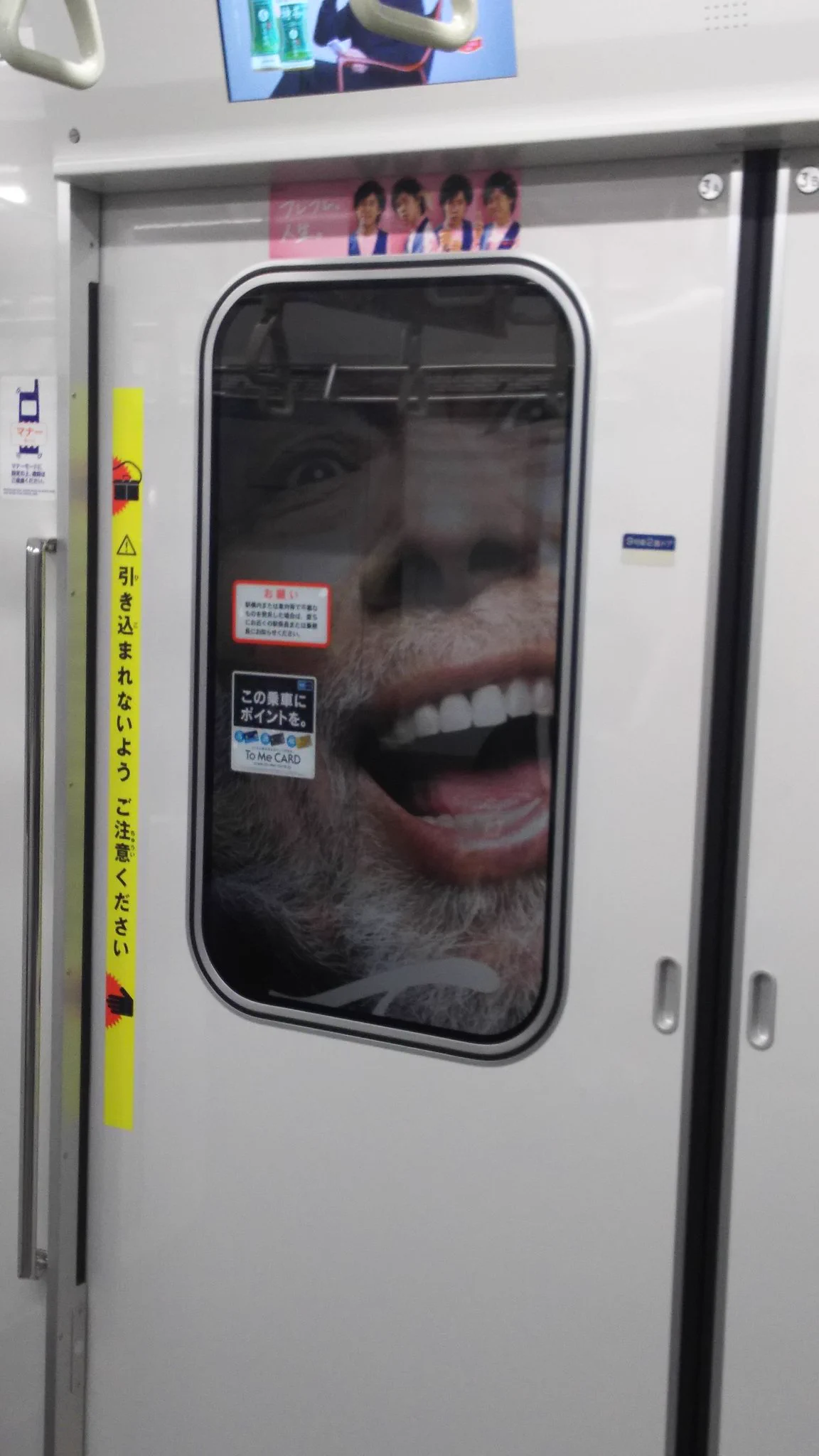 これはビビるww電車の窓から巨大な顔が覗いてるwww