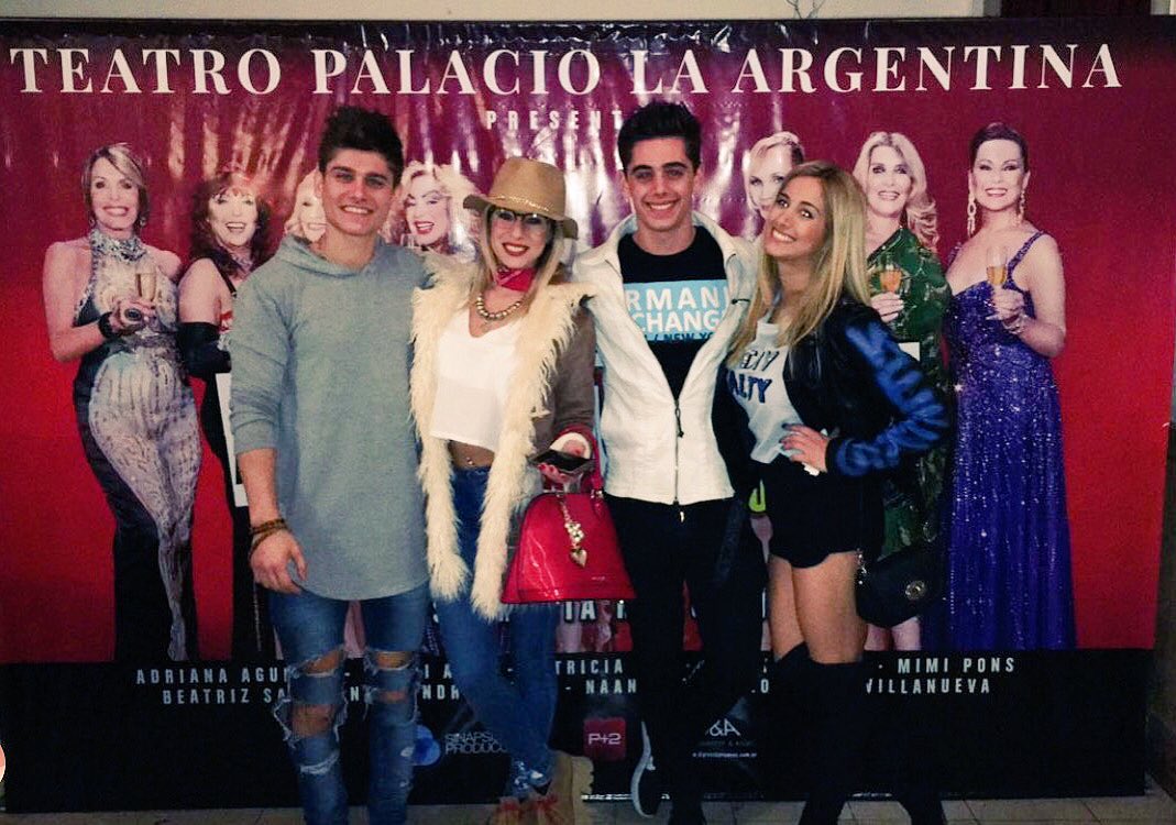 derechasok's tweet photo. Los jóvenes también apoyan al teatro @MoyanoFlorOk @nachonayar @sergiocelli @estefiberardi por acompañarnos ❤️👏🏻 https://t.co/kuWqJosQz7
