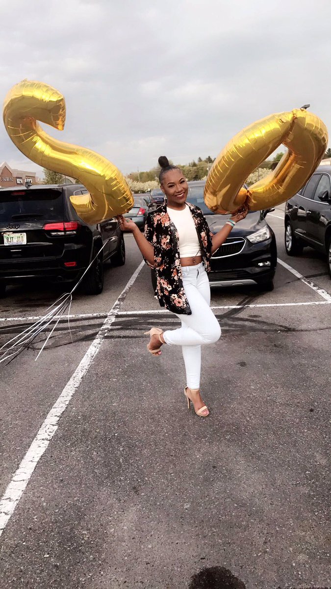 ericahathaway__'s tweet image. Blessed to see 2️⃣0️⃣🎉💕👑