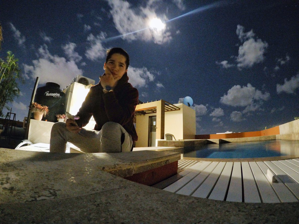 AndresParcerito's tweet photo. Tengo la luna esperando tu respuesta. https://t.co/D7vFfUhNKX