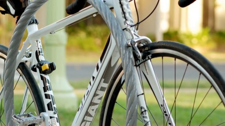 We are seeing an increase in bicycle thefts. Please remember to take a lock with you, &amp; register your bike at bike.torontopolice.on.ca/BicycleRegistr…