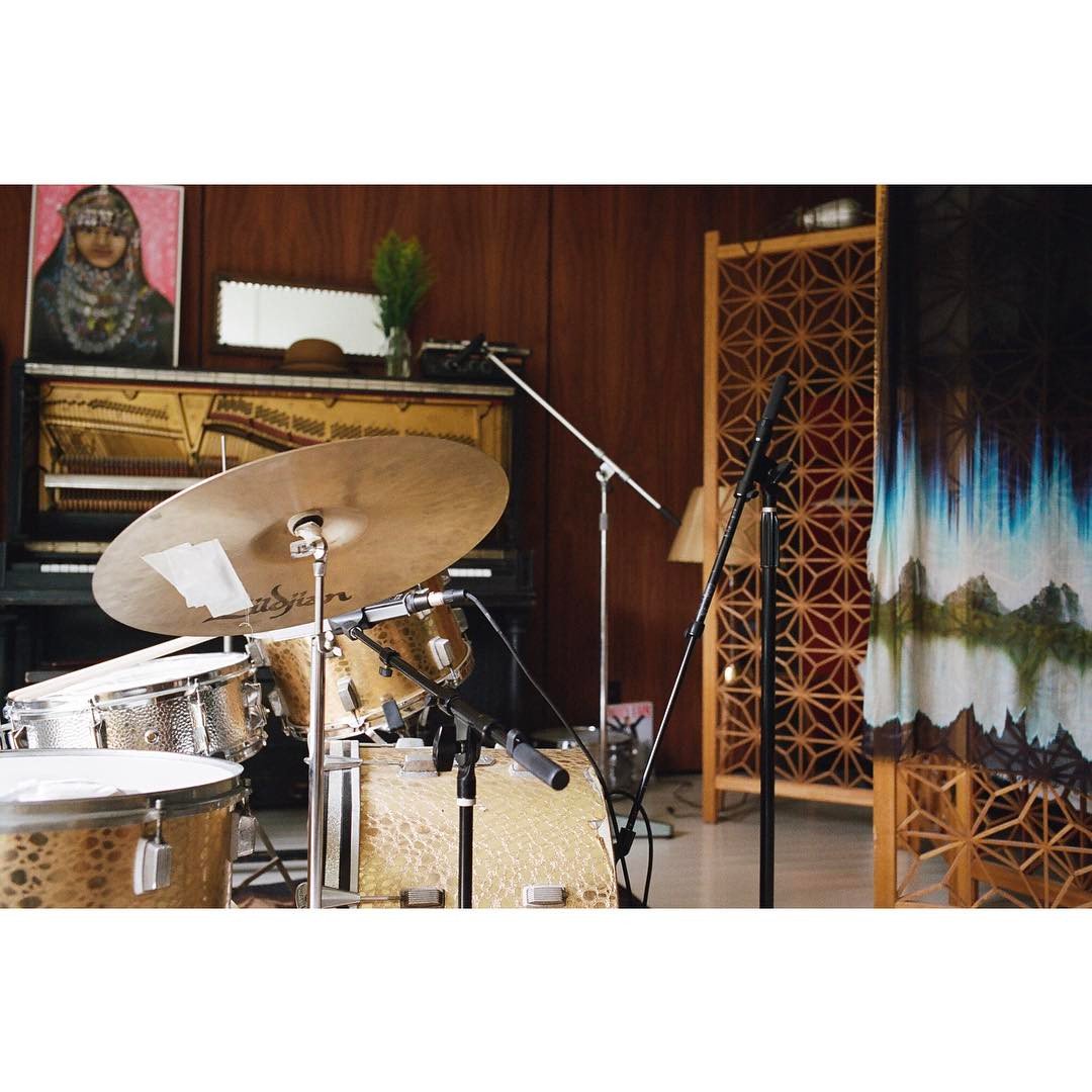 The Sign Voice アークティック モンキーズのマット ヘルダーズがマイクに囲まれたドラムの写真をinstagramにポスト アークティックが新作のレコーディングをしているのではないか という憶測を呼んでいます T Co J3m4tfgqf7 T Co