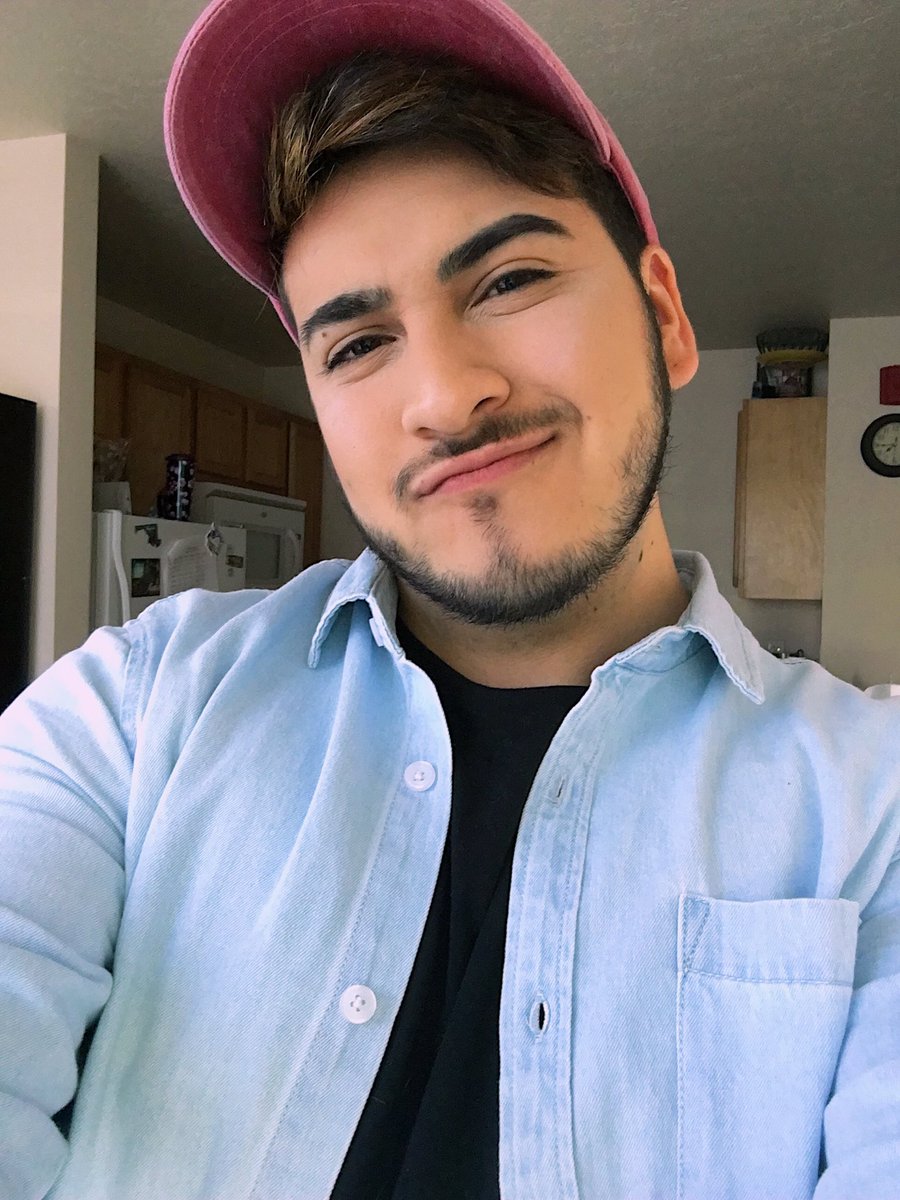ohh__thatguy's tweet photo. I was suppose to be helping my friends clean and pack, but I was feeling myself! (Don't worry I helped after the 94635th try) #wheresmyangle https://t.co/zaIcNHR1aD