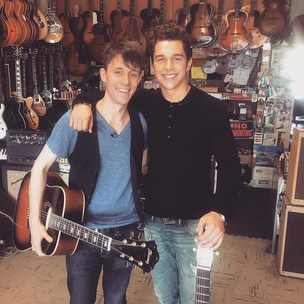 KurtHSchneider's tweet photo. Made something pretty cool w @austinmahone today :) with a lot of acoustic guitar craziness! 🎸 https://t.co/NVtZ9MyZVS