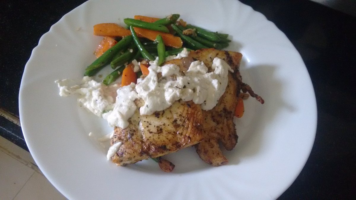 sreelekshmys's tweet photo. Sunday lunch! Pan fried snapper, sauted veggies and a wonderful lemon butter sauce,😍 #cookathome thank you #bombaychef @varuninamdar https://t.co/KxG2BWW1jB