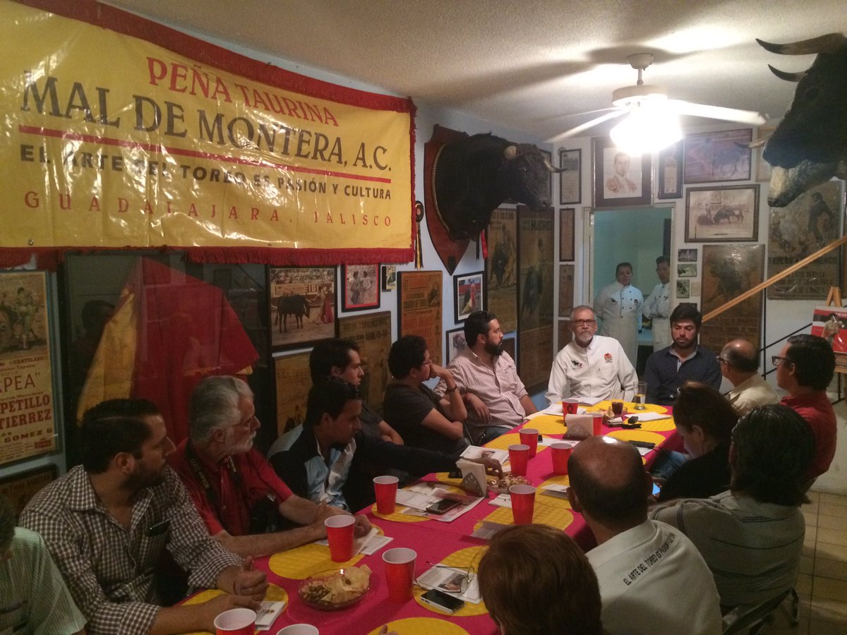 <a href="/FerminRiveraA/">F e r m í n • R i v e r a</a> convive con la peña taurina "Mal de Montera" de Guadalajara, amena charla con los aficionados tapatíos <a href="/MaldeMontera/">Peña Mal de Montera</a>