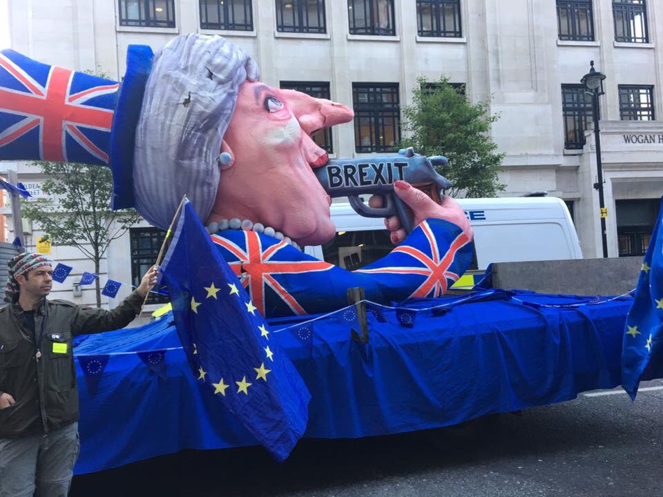 kmqkatie's tweet photo. @Pierre_Proudhon @RemainingKind @spaceangel1964 @Rachael_Swindon #KeepTheBan #FoxHunting Acts of Violence further sign of Fascism #MayMustGo #StopBrexit #AntiBrexitFloat @No10Vigil @EUFlagMafia #No10Vigil https://t.co/Ayor42bYgO