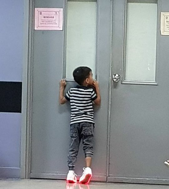 flyer_chavz's tweet photo. Omaygad!This is the cutest.This little fanboy waiting for his Ate Maymay.

Credit:@jinion_

FlyingHighAt9th MAYWARD https://t.co/owJPwvrT7K