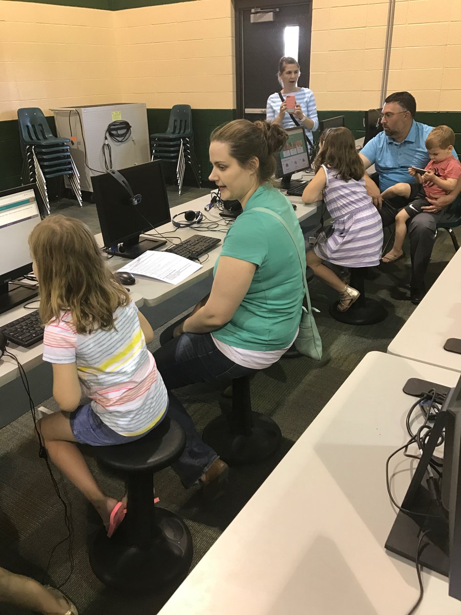 StukeyDana's tweet image. Students become the teachers @vinelandelem #familycodingnight