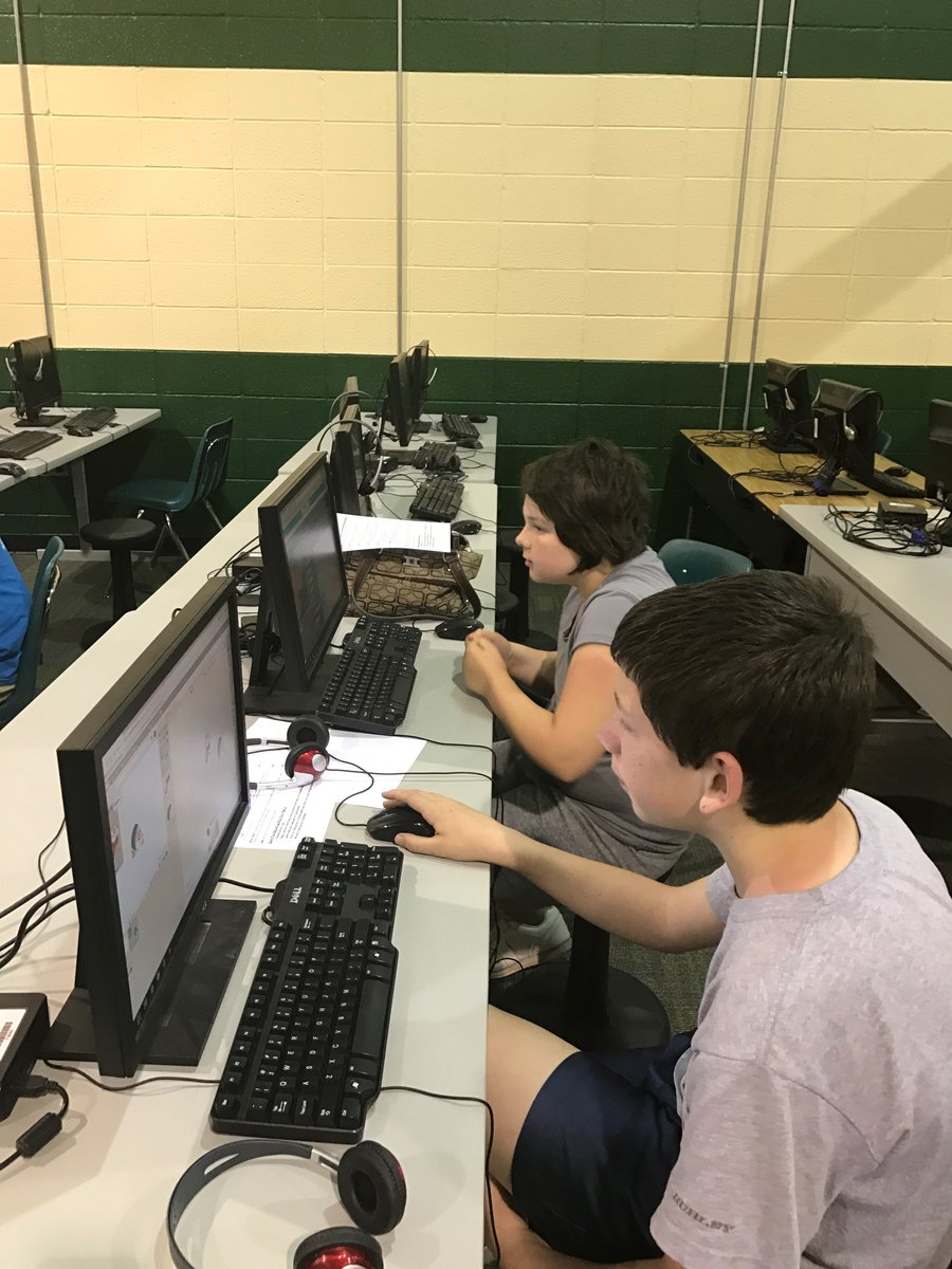 StukeyDana's tweet image. Students become the teachers @vinelandelem #familycodingnight