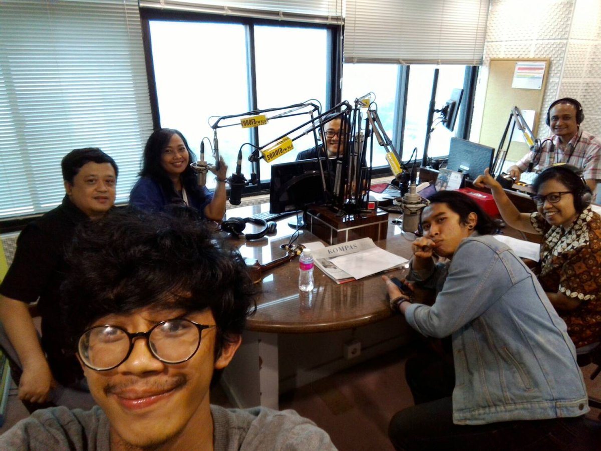 ok_midaleudami's tweet photo. musik keroncong mengudara di @SonoraFM92 :)) biar keren mlm ini singgah ke Bentara Budaya Jakarta (BBJ) #sonorafm #bbjjkt https://t.co/l9KS6h7lgg