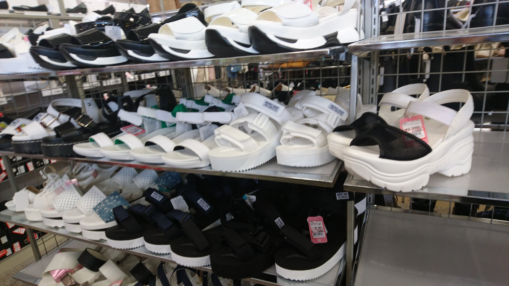 M P 3 アベイル しまむら系若者ショップ にも 厚底サンダルいっぱいー ᴗ T Co Dklqssax7a Twitter