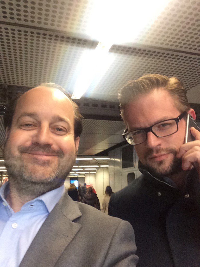 Einen alten Kollegen wieder getroffen. Der Angeber hat sogar schon ein Handy. <a href="/chs2punkt0/">Christoph Schwarz</a>