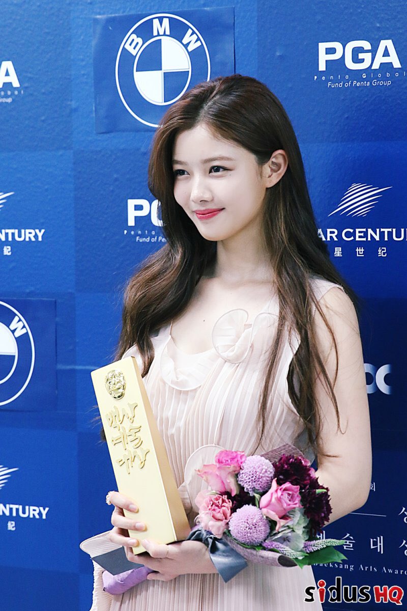 KimYooJung_PH's tweet photo. 백상예술대상 인기상 🎉👏
#KimYooJung #KimYouJung https://t.co/Hhae0lvzWW