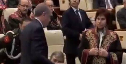 Danıştay Başkanı Zerrin Güngör'ün, iliksiz cübbesinde düğme aradığı fotoğraf da kuvvetler ayrılığının yeni sembolü olsun.