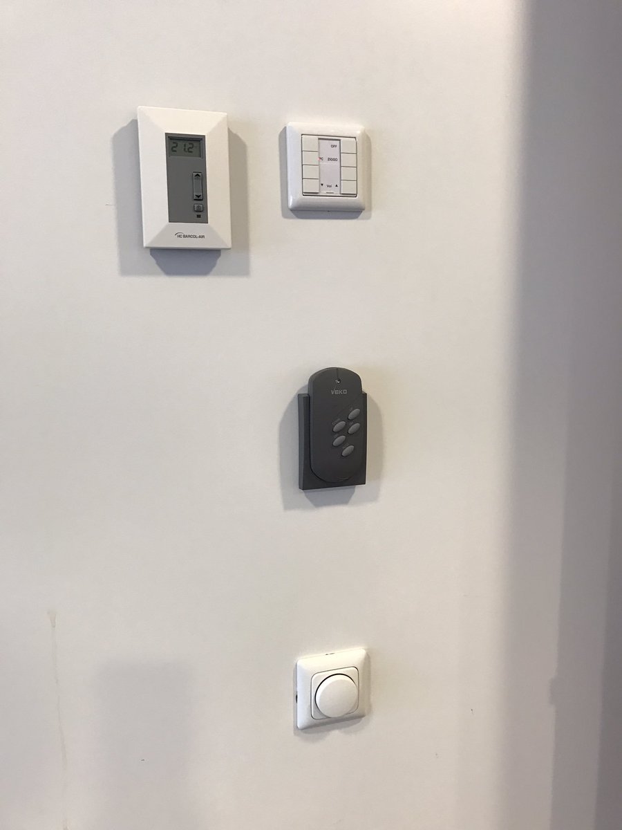 Voordat we de meeting beginnen moesten we eerst ontdekken wat dit allemaal is #domotica #allinone #basebox #systemintegrator