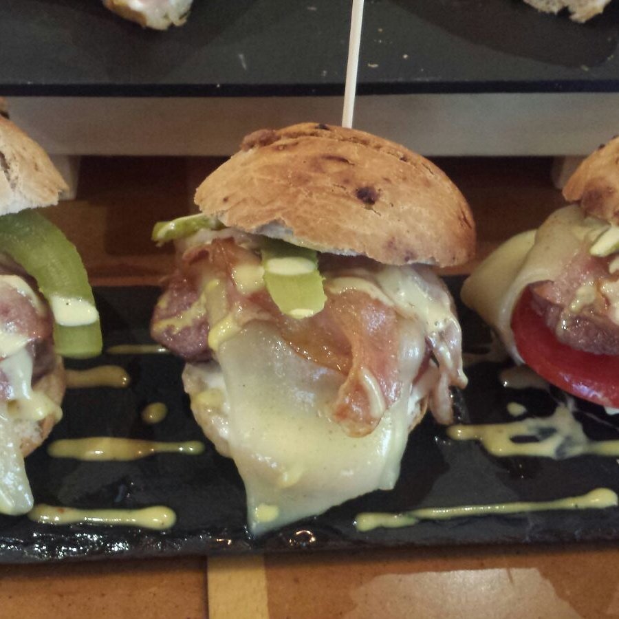 BARSORGIE's tweet photo. Disfrutad d nuestra hamburgesita completa con tomate, queso, bacon, pepinillos, salsa fina y un toque de mostaza y miel #hamaiketakosorgiñe https://t.co/8ektUXqcjO