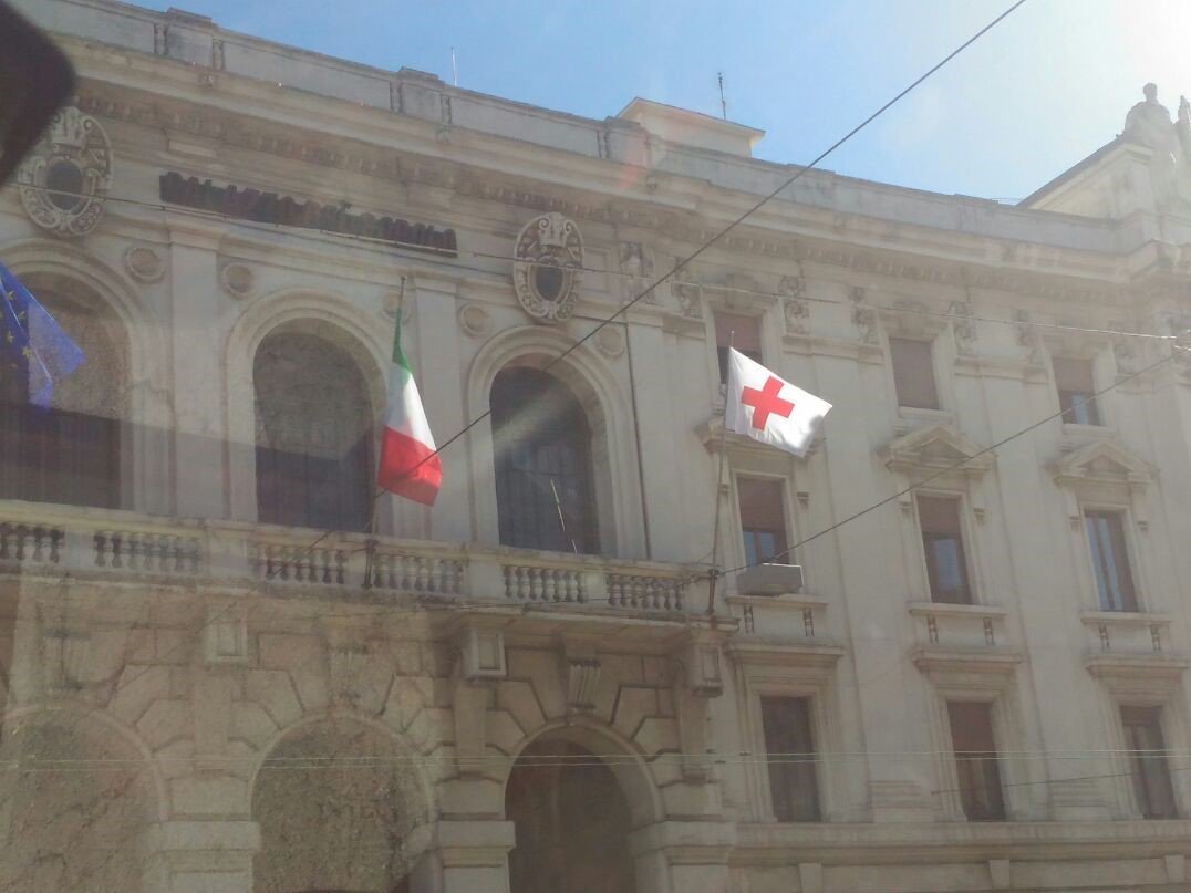 CRI_Ancona's tweet photo. La bandiera della Croce Rossa donata al @ComuneAncona aleggia sulla facciata del Municipio in occasione della settimana CRI 8 -14Maggio 2017 https://t.co/okraMNwcTl