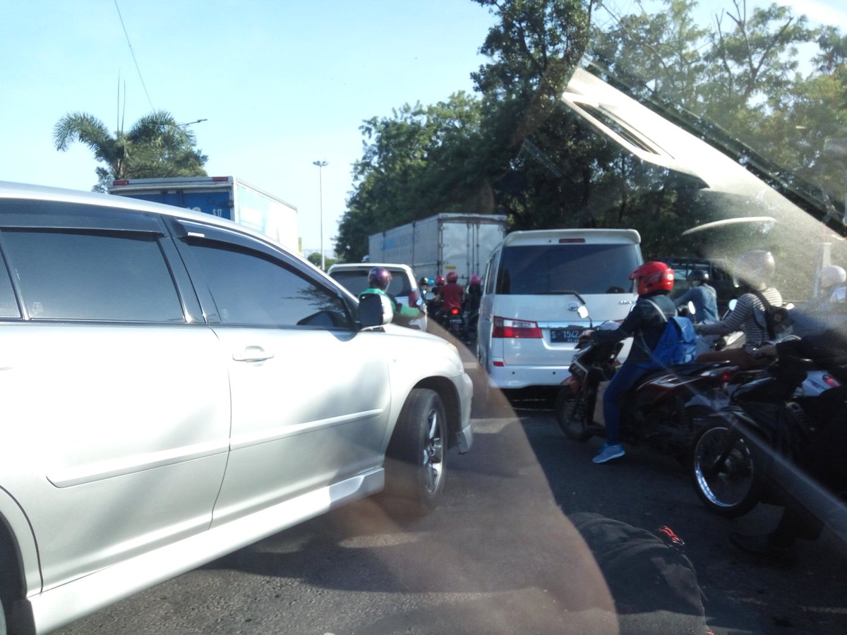 sobatony's tweet photo. @e100ss  Semrawut pintu keluar jalan raya juanda setelah rel, tidak ada polisi yg mengatur https://t.co/dSgXnY1tfQ
