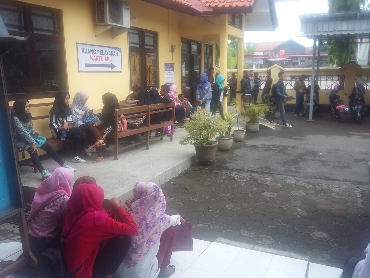 MAbrorputra's tweet photo. @pakjunaedi, budhi rahardjo lulusan slta (smk) ramai membuat AK 1 untuk melamar kerja ke depan inovasi naker yan jemput bola di bkk stempat. https://t.co/RDsMcNPM5I