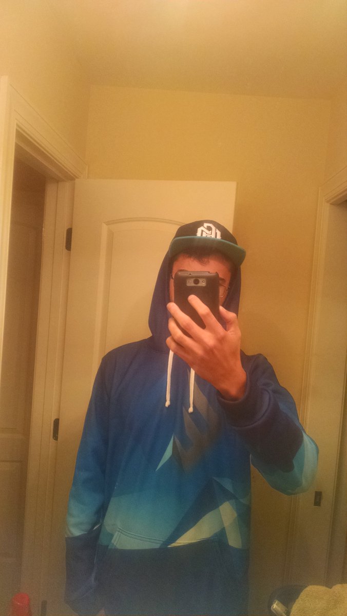 pruette93's tweet photo. @Weak3n Hoodie came in the mail. Been rocking it all day. https://t.co/wJ6zWGgxZS