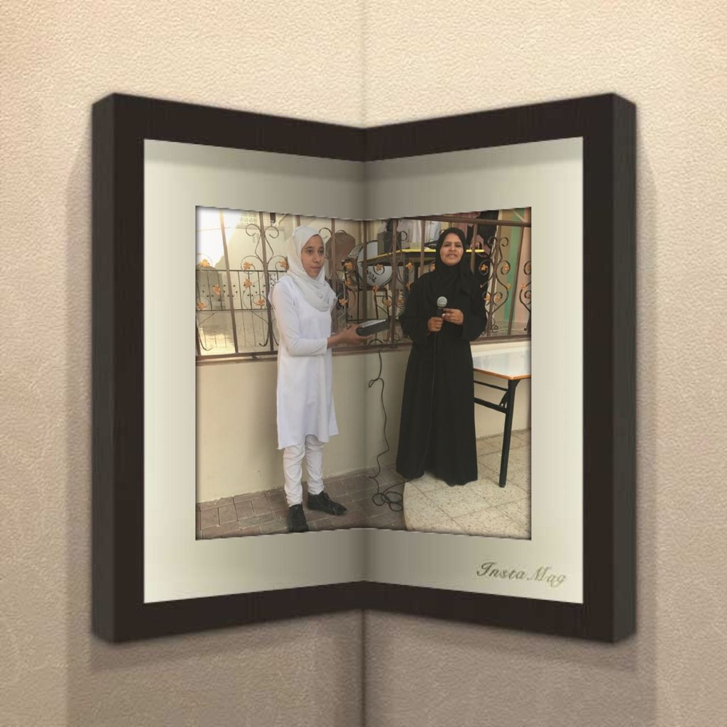 تكريم الطالبة الزهراء سالم العبري في حفل يوم التربية بمحافظة الداخلية لاجادتها في النشاط الرياضي