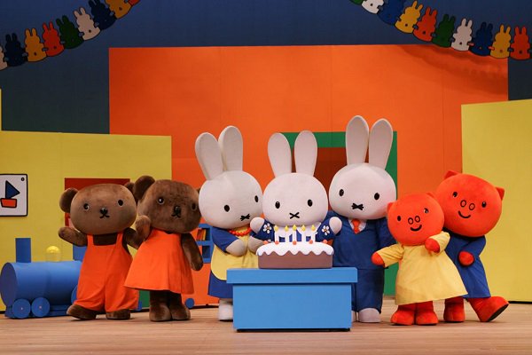 miffy_japan's tweet photo. 8/10（木）台東区立浅草公会堂「ミッフィーこどもミュージカル ミッフィーのおたんじょうび」開催。チケットは5/10販売スタート。ご来場の方全員にミッフィーステッカー（非売品）をプレゼント。  https://t.co/LFccCJLU8b https://t.co/d93BVQa8Ak