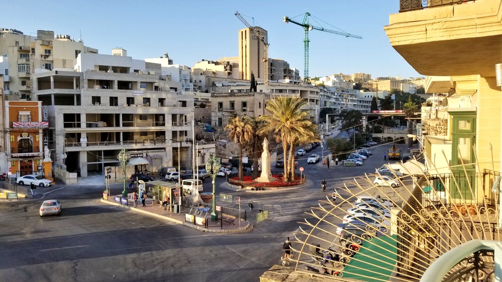 wareFLO's tweet photo. Love the old fashioned balconies right on the water! #eHealthWeek ⚡🏥📅 #Malta 🇲🇹 but enuf gawking #MustFindCOFFEE! https://t.co/oSDmU58K5Z
