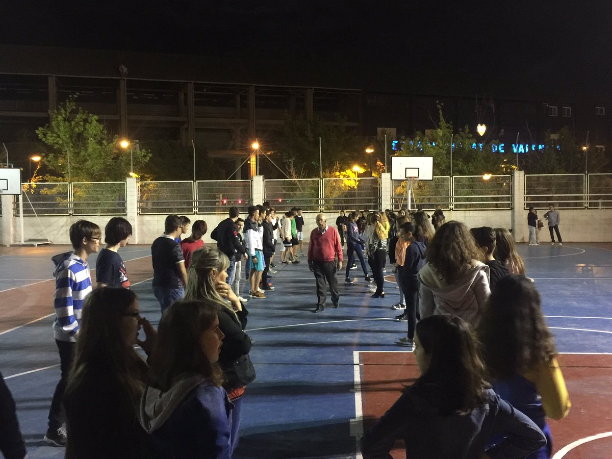 C_E_Marni's tweet photo. Anoche segunda sesión de clase para el #Vals #graduacionESO2017 #promocion01 una gran noche con una gran luna y con #DJose al frente. https://t.co/oQFm4QSZaF