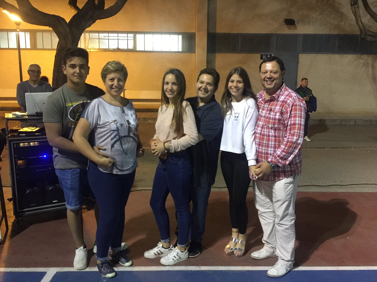 C_E_Marni's tweet photo. Anoche segunda sesión de clase para el #Vals #graduacionESO2017 #promocion01 una gran noche con una gran luna y con #DJose al frente. https://t.co/oQFm4QSZaF