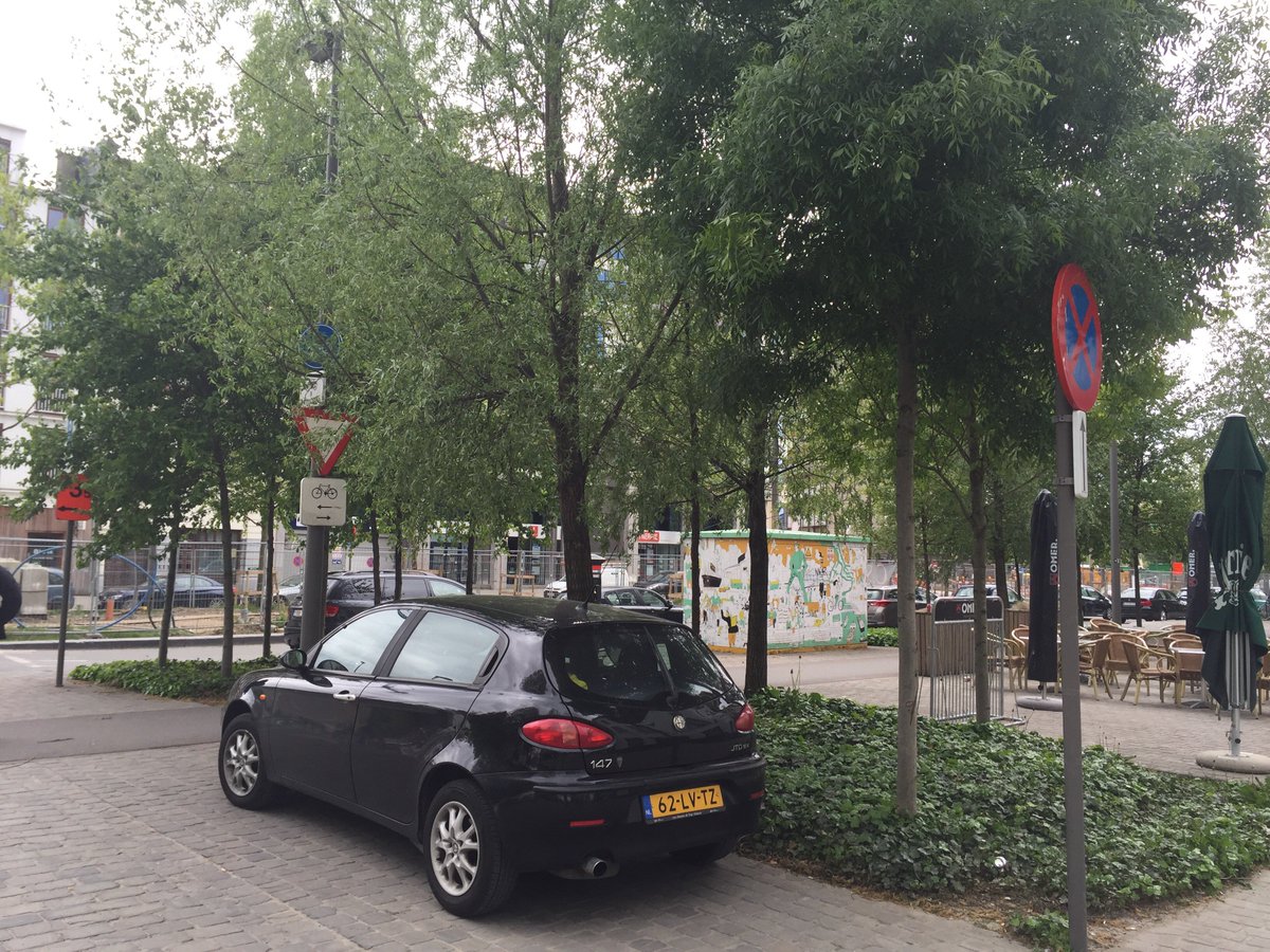 Westkaai's tweet photo. @LPAntwerpen Wagen daar sinds 1 mei uiterst gevaarlijk, zicht  belemmerd hoek druk fietspad Kattendijkdok-Westkaai -  Amsterdamstraat. https://t.co/nrwXXMkSTx