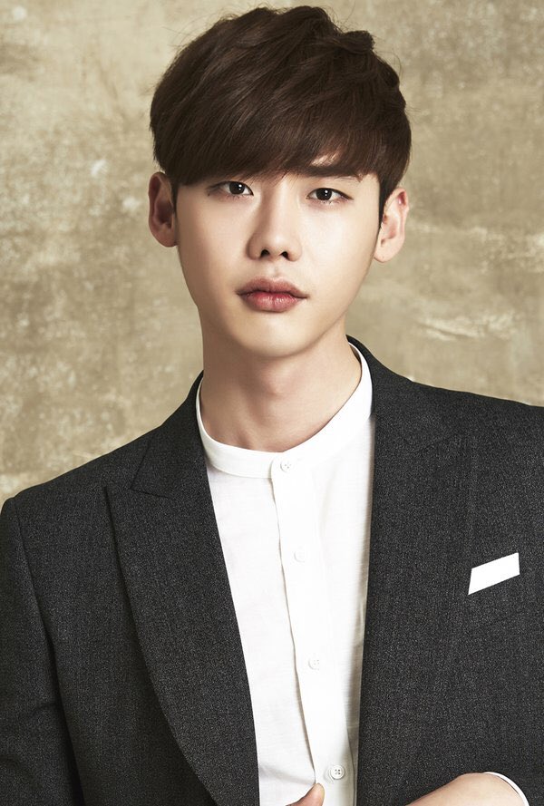 WithJSThailand's tweet photo. หน้านิ่งอาจจะดูธรรมดา 
แต่พอยิ้มขึ้นมานี่น่ารักนะเฮ้ยยย😹
#MVIO #Leejongsuk
#WithJS_Thailand
#AdSukkiedolly 🍁 https://t.co/7ZddOqBDjx