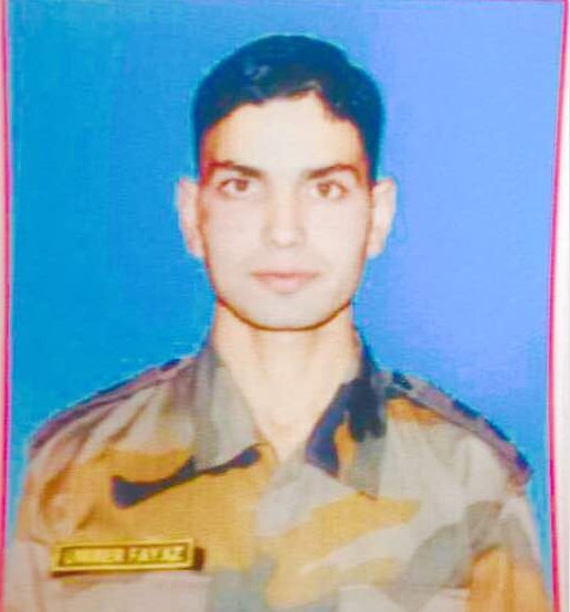 WeForNews's tweet photo. Army officer’s bullet-riddled body found in J&K.
https://t.co/J0ZBoZHIPy
#IndianArmy #bulletriddledbody #UmarFayaz #JammuKashmir https://t.co/0lOTgWmEdD
