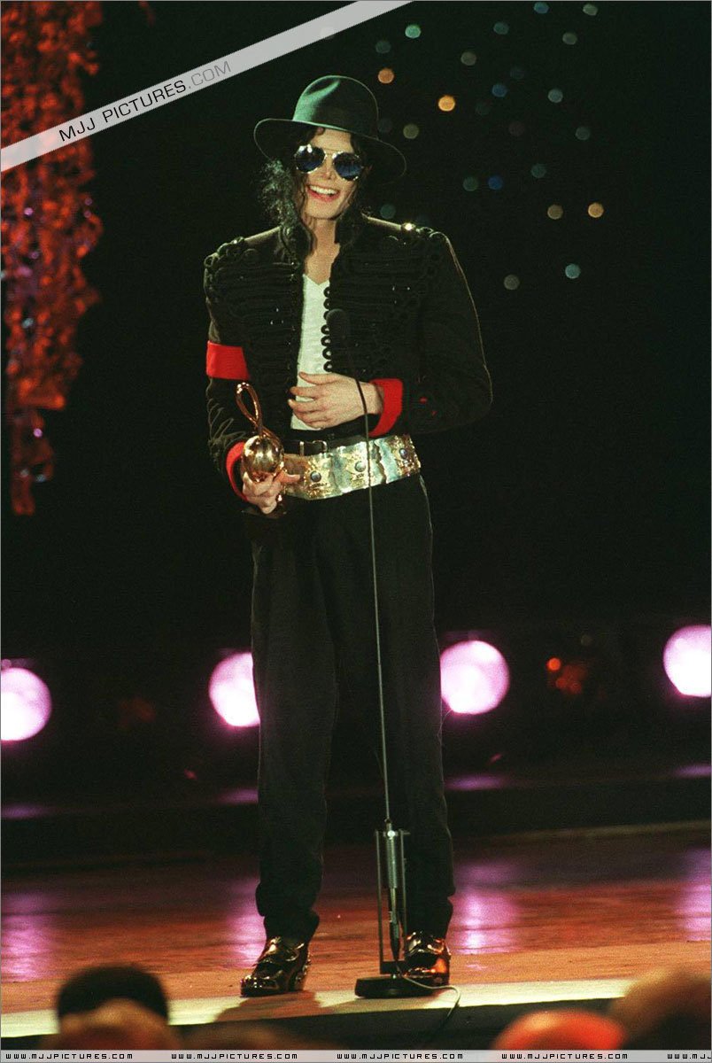 YLifeloveM's tweet photo. @LisaMariePYT @jacksonliveben @TittimonTitti @MJJGreatestEver @DANGEROUSANDBAD @MJJJusticePrjct  https://t.co/Rc4cZEdaZg