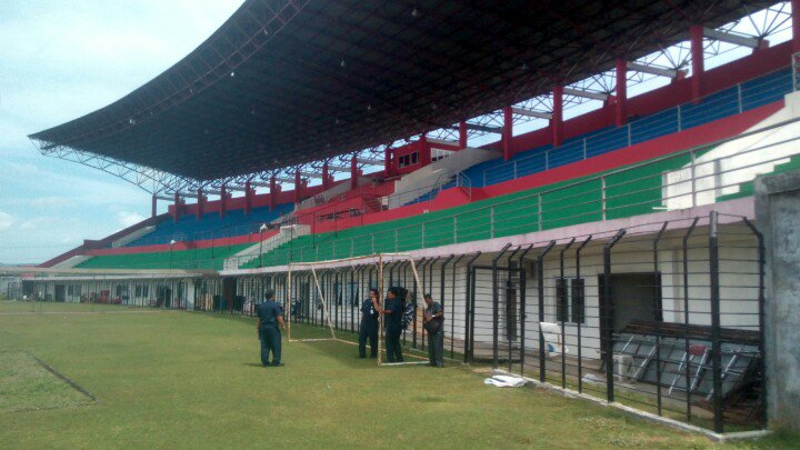 SSAPemkabBantul's tweet photo. Pengecatan tribun barat dlm rangka persiapan Porda XIV DIY 2017 https://t.co/2VRtztSVSr