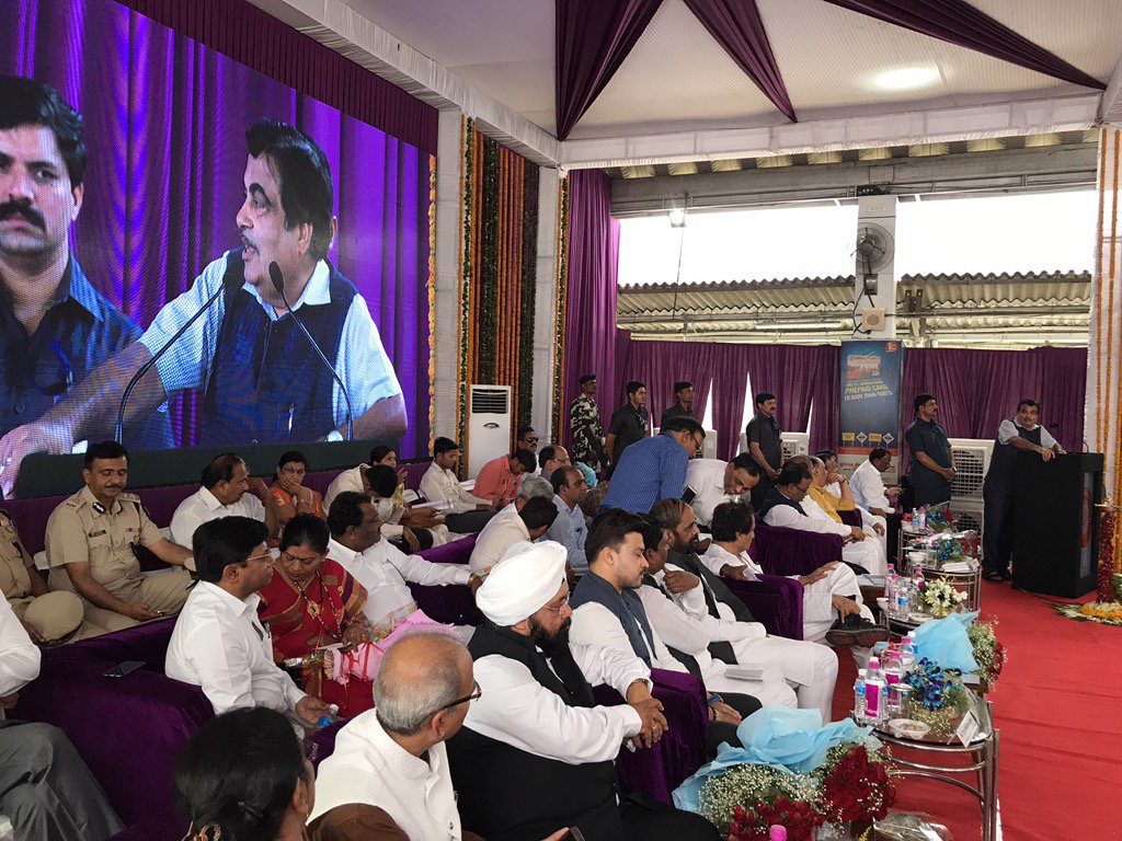 Narendra_IRTS's tweet photo. #Nagpur @sureshpprabhu & @nitin_gadkari delivering the budget promises #Promiseinmotion https://t.co/veN0zyPHdM
