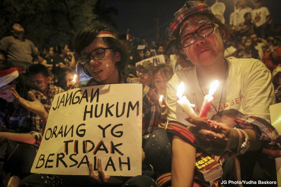 thejakartaglobe's tweet photo. Show of Support for #Ahok https://t.co/QlBaADOg2j https://t.co/u9xvkg1sBY